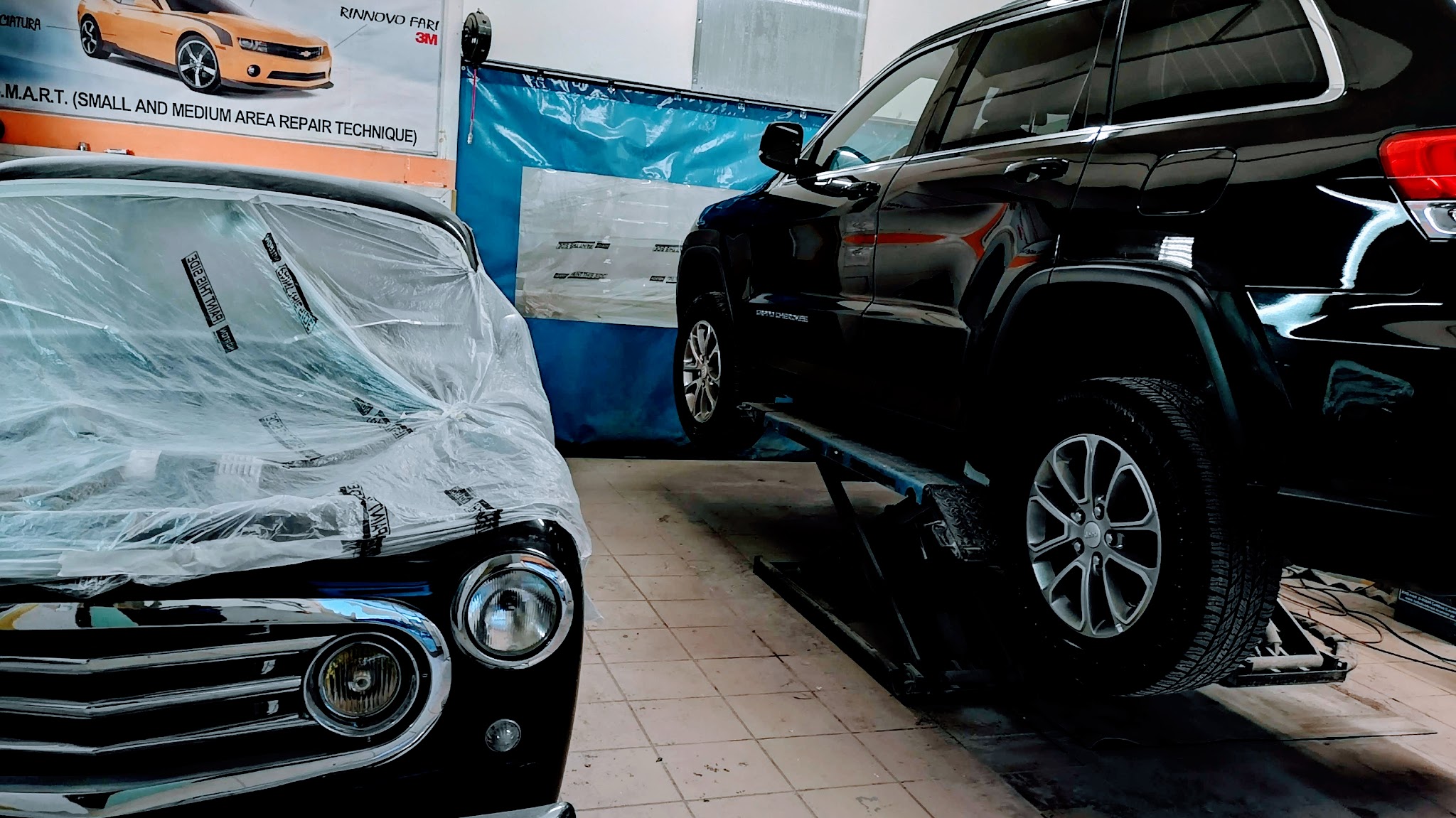 Veicoli in lavorazione nella micro carrozzeria Kaffa