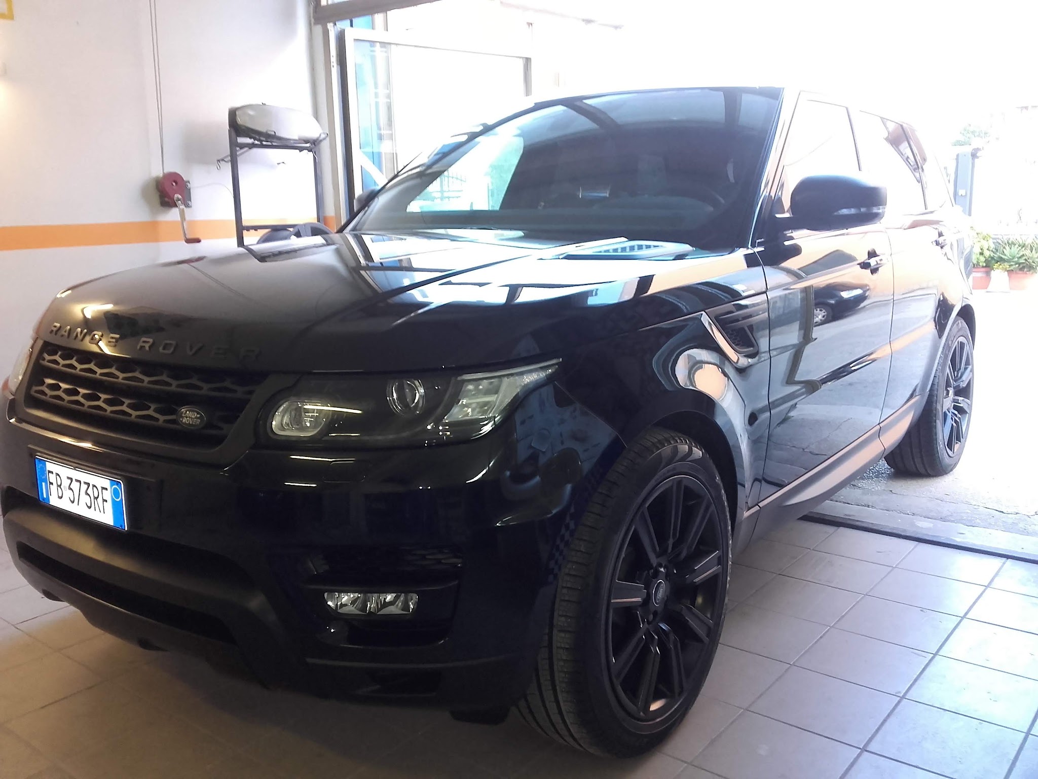 Range Rover fotografata all'interno dell'officina
