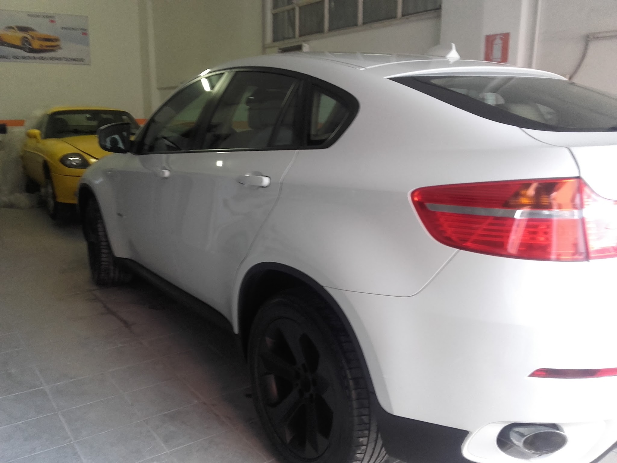 Auto bianca in lavorazione nella carrozzeria